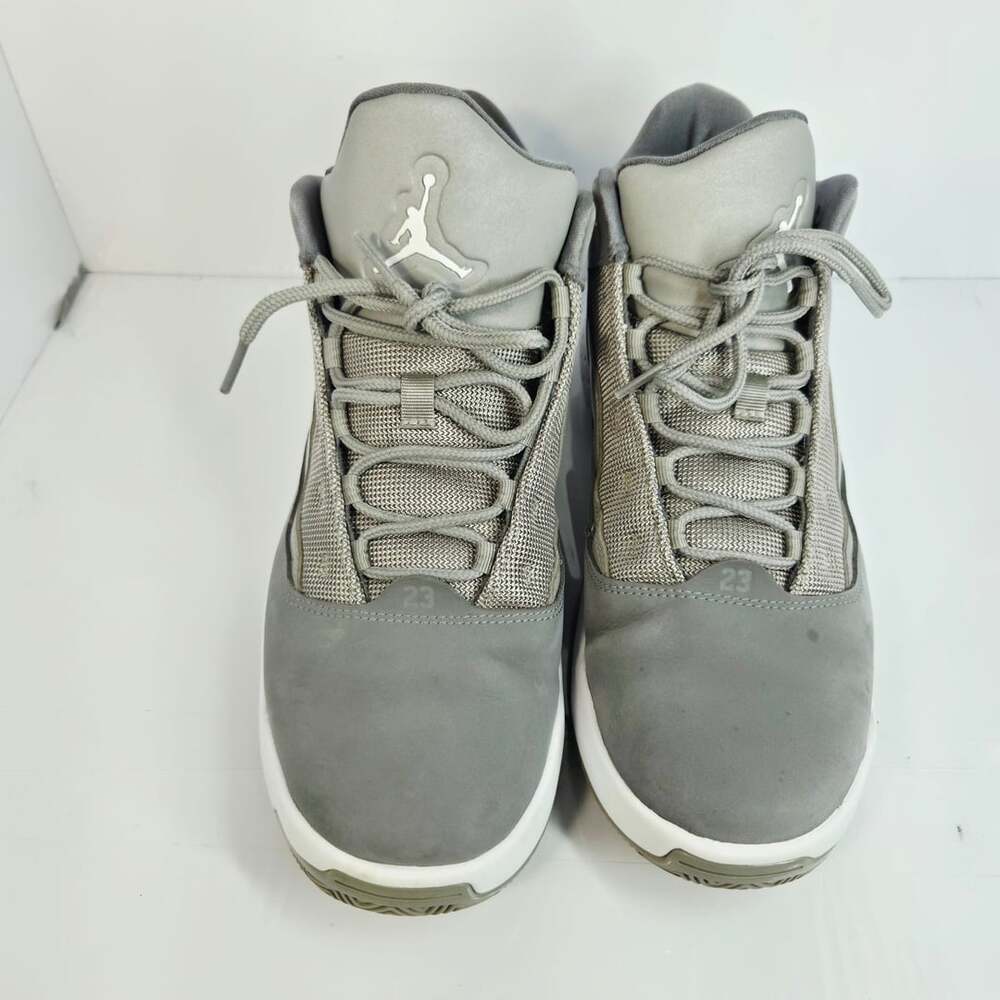 Jordan Max Aura 2 Size 10.5 Cool Grey White Basketball Shoes
